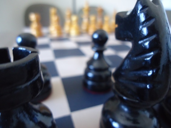 Closeup imagem de pessoas jogando e se movendo damas em um tabuleiro de  xadrez